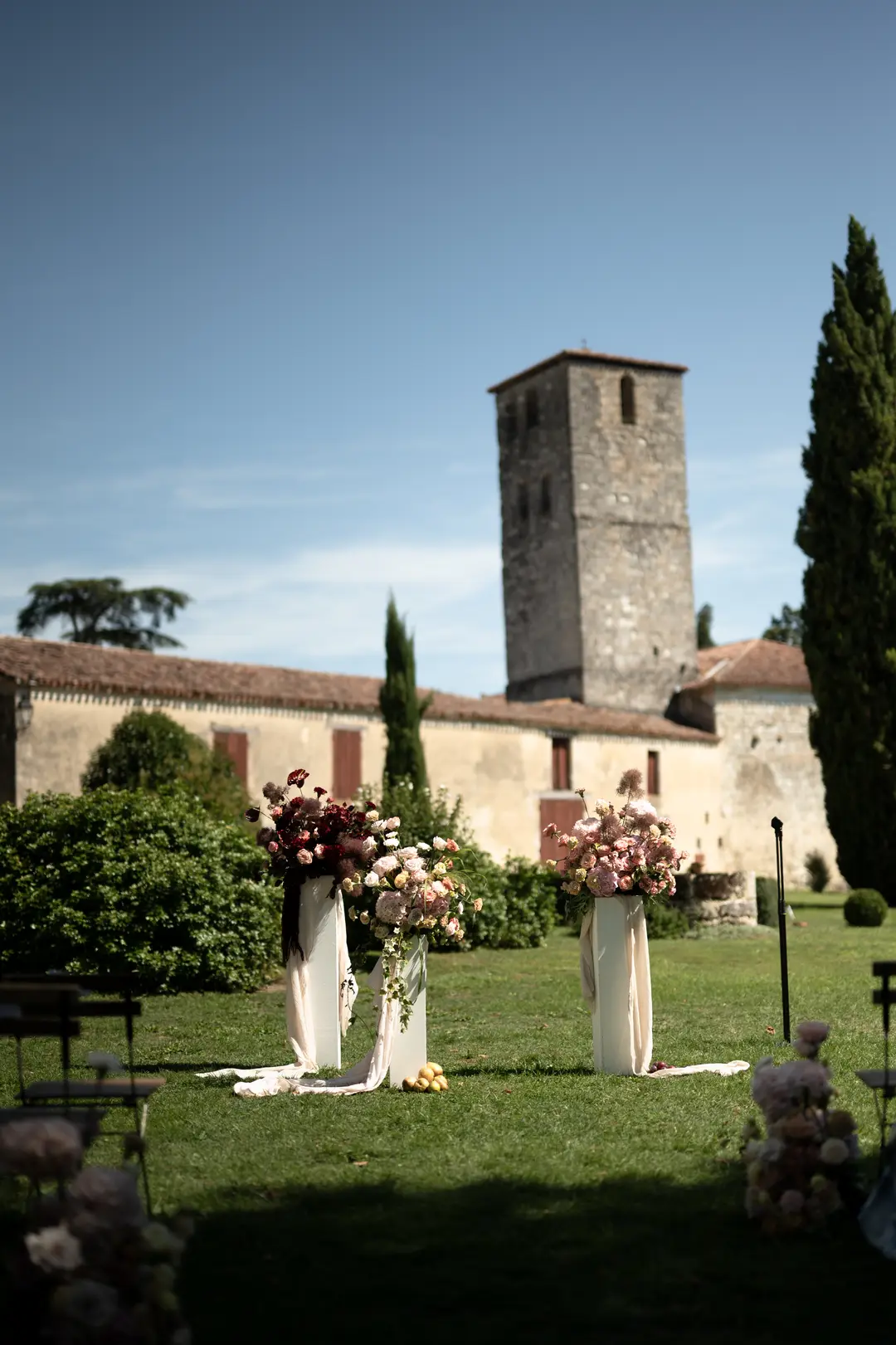Arche fleurie sur piliers – mariage Harriett & Oliver, Château de Poudenas