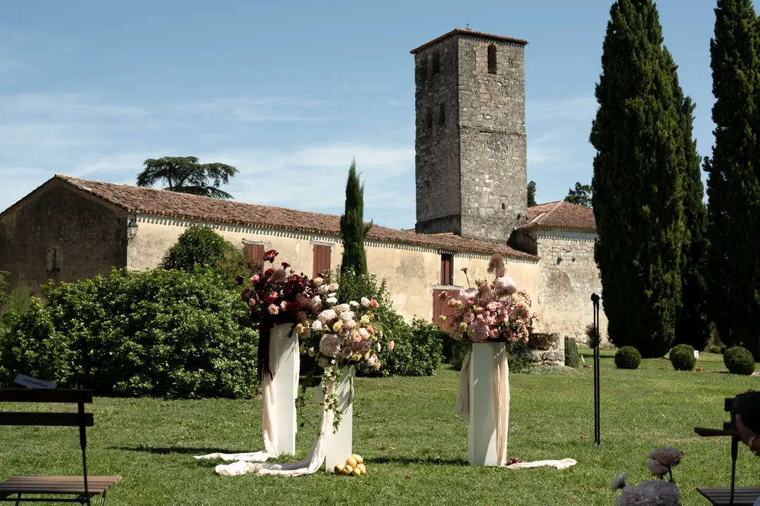 Arche fleurie sur piliers – mariage Harriett & Oliver, Château de Poudenas