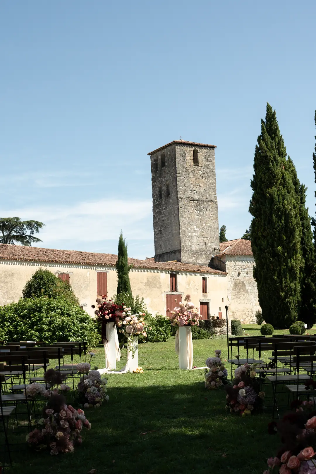 Arche fleurie sur piliers – mariage Harriett & Oliver, Château de Poudenas