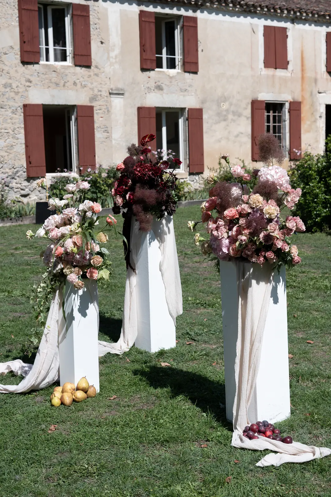 Arche fleurie sur piliers – mariage Harriett & Oliver, Château de Poudenas