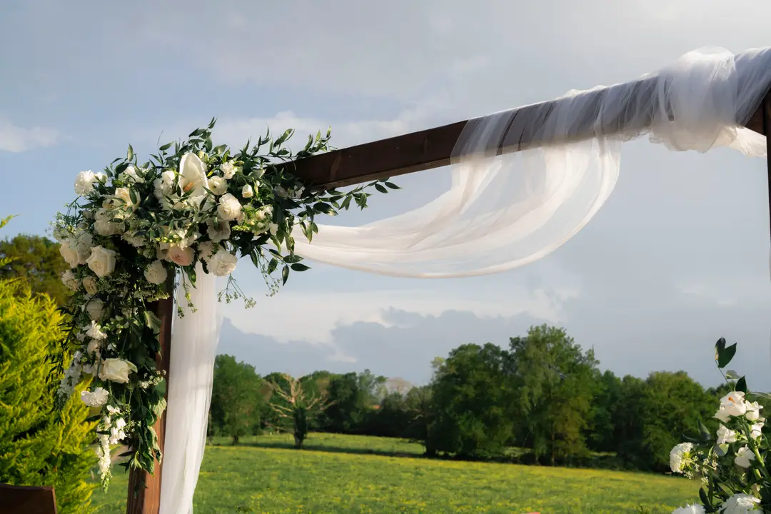 arche fleurie – mariage Sylvie & François, Belvédère du Domaine