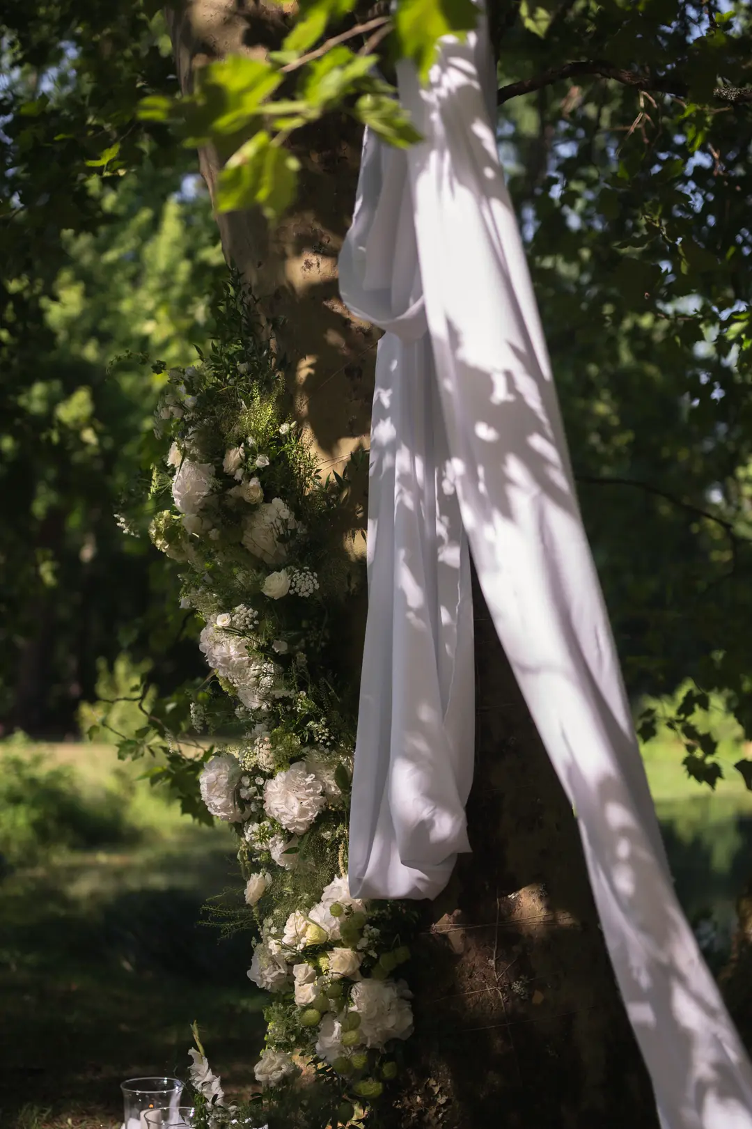 Arche : Guirlande sur arbre – mariage Emily & Greg, Château Le Thil