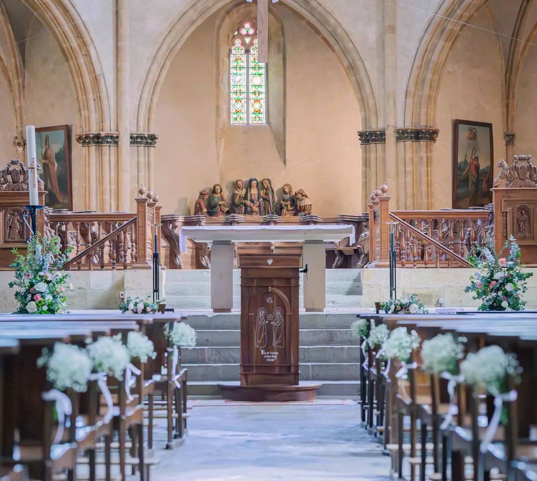 Bouquet de l'allée en gypsophile – mariage Louise & Thomas, Château de la Hille