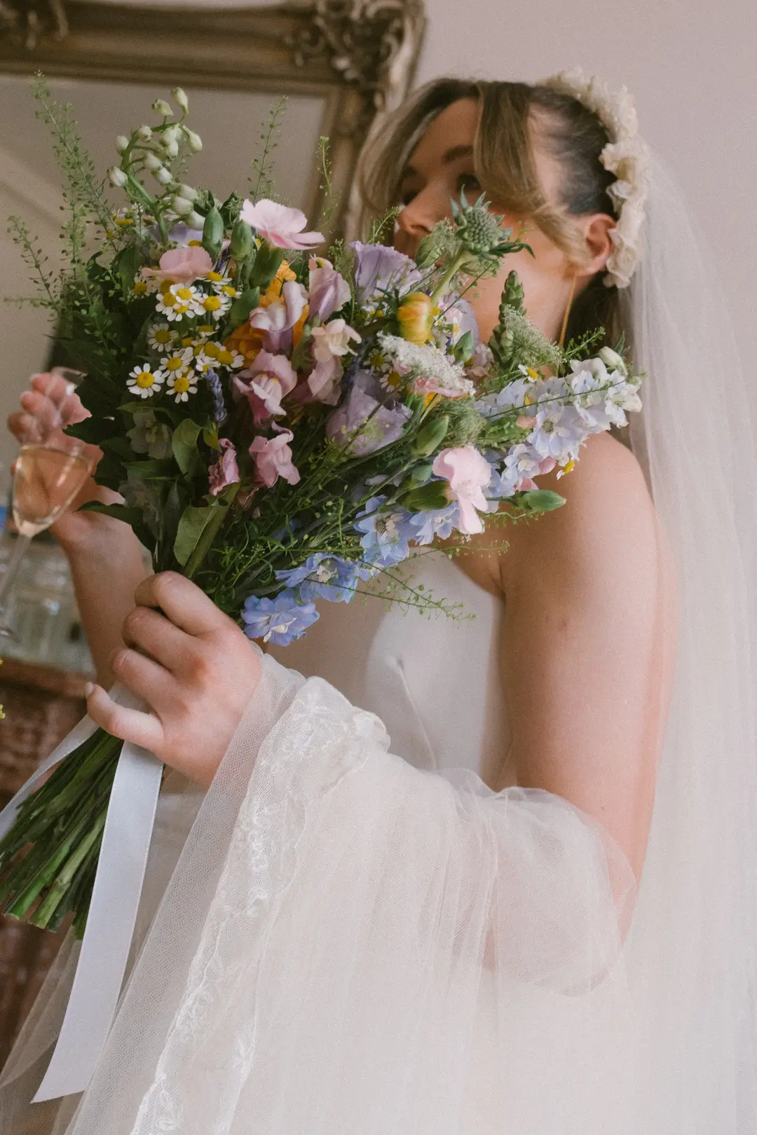 Bouquet mariée coloré pastel – mariage Jasmine & Josh, Château Saint-Michel