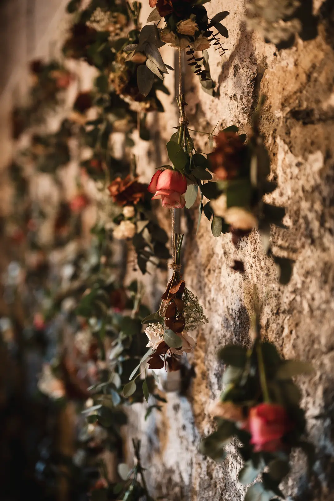 Bouquets suspendus – mariage Annabelle & Liam, Château de Siradan