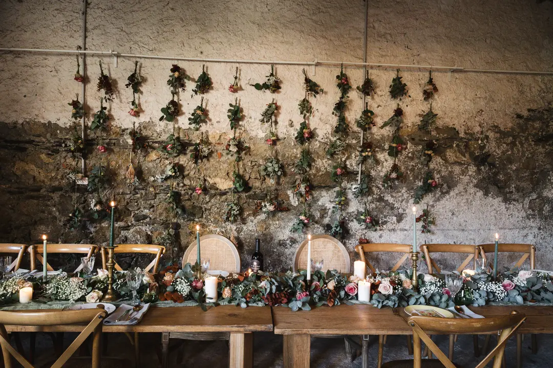 Bouquets suspendus – mariage Annabelle & Liam, Château de Siradan