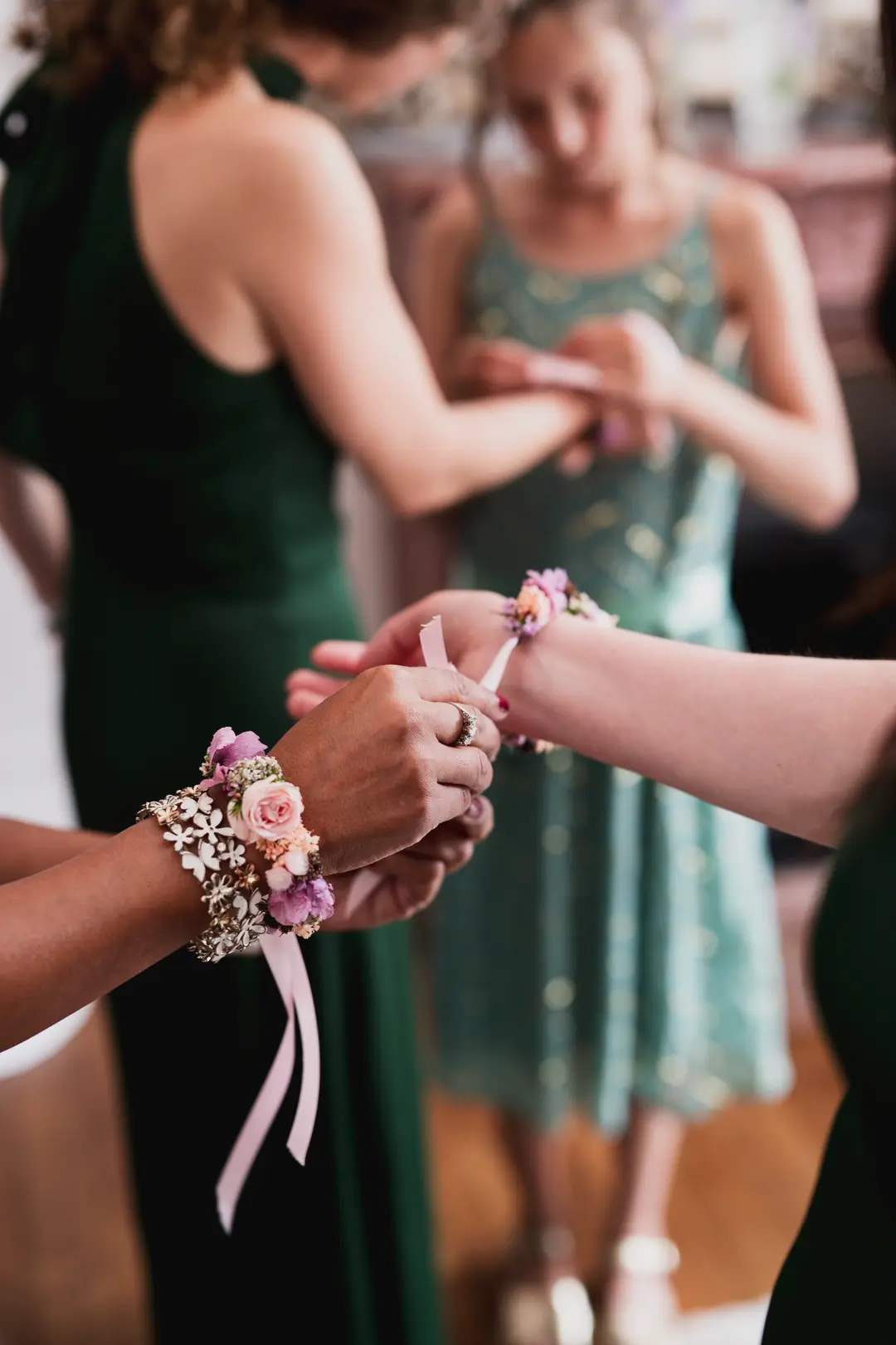 Bracelet fleuri – mariage Georgina & Daniel, Château Saint-Michel