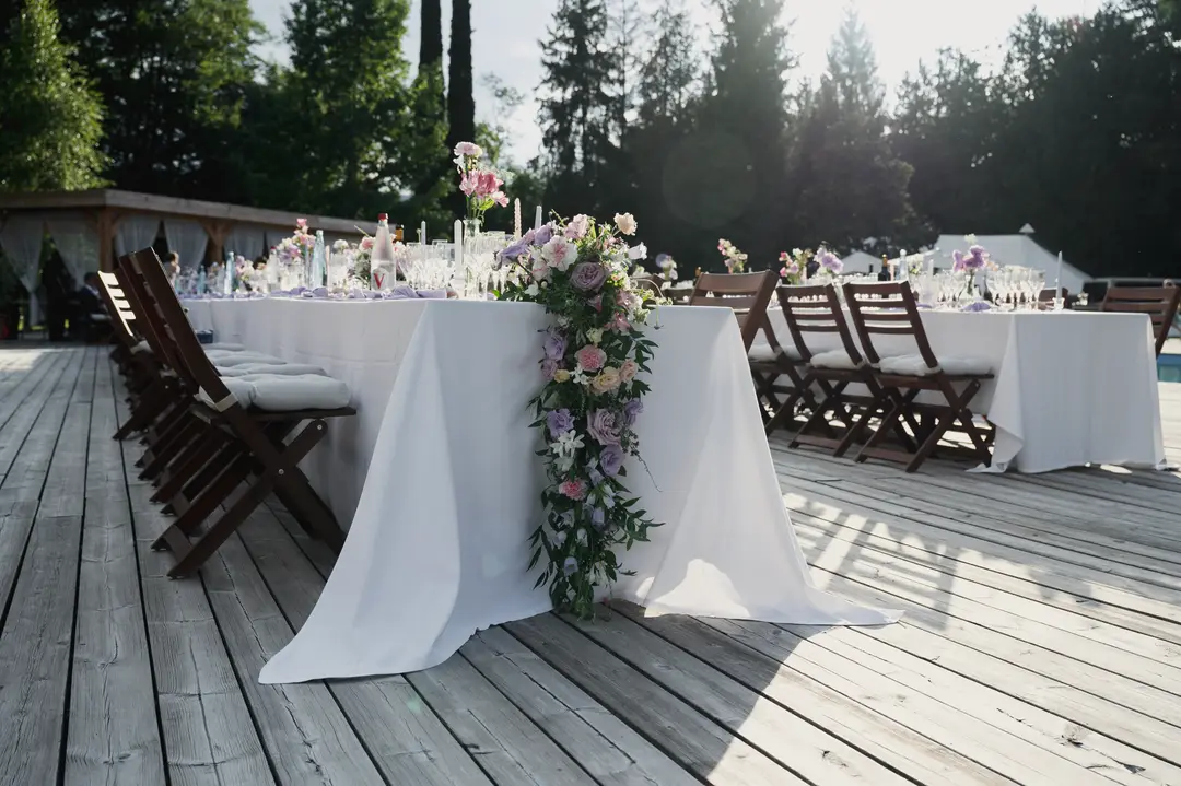 Cascade de fleurs tables – mariage Georgina & Daniel, Château Saint-Michel
