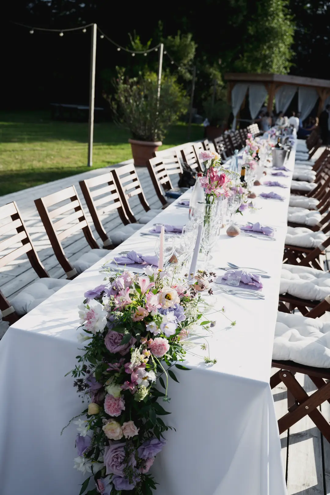 Cascade de fleurs tables – mariage Georgina & Daniel, Château Saint-Michel