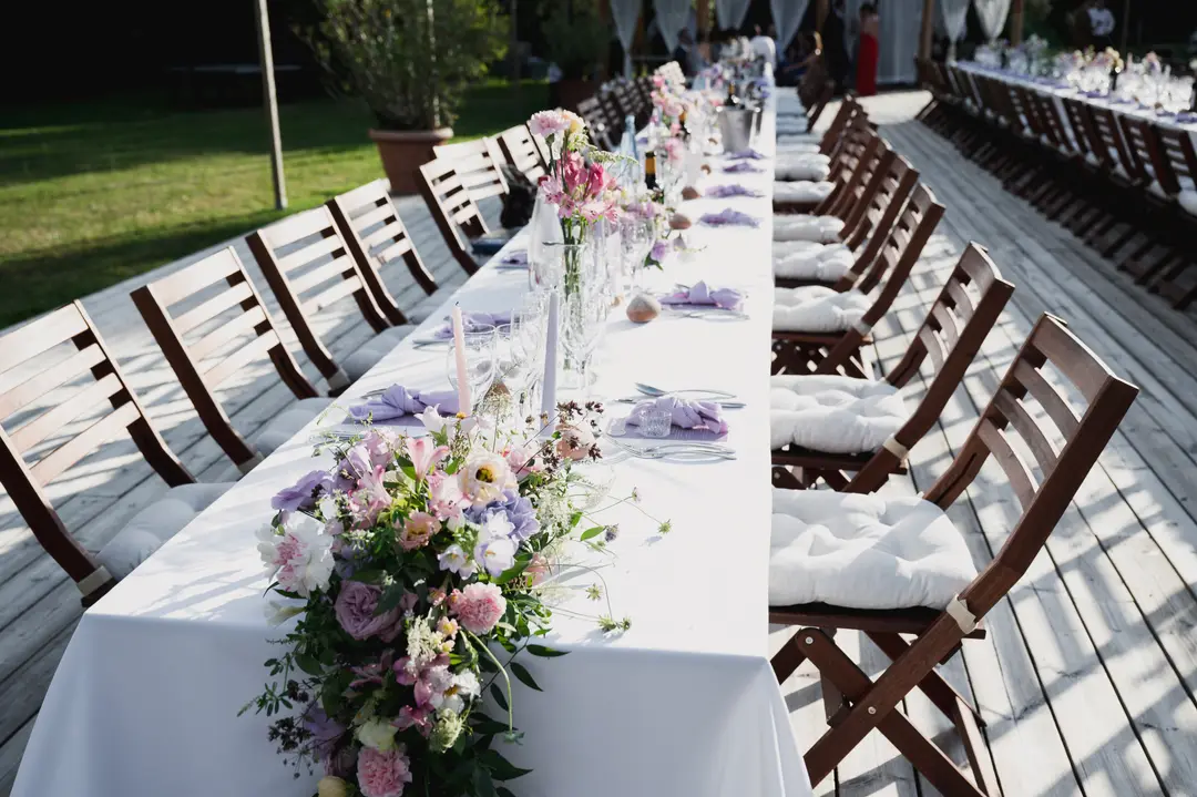 Cascade de fleurs tables – mariage Georgina & Daniel, Château Saint-Michel