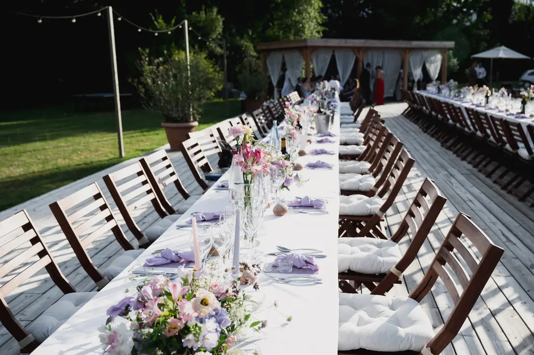 Cascade de fleurs tables – mariage Georgina & Daniel, Château Saint-Michel