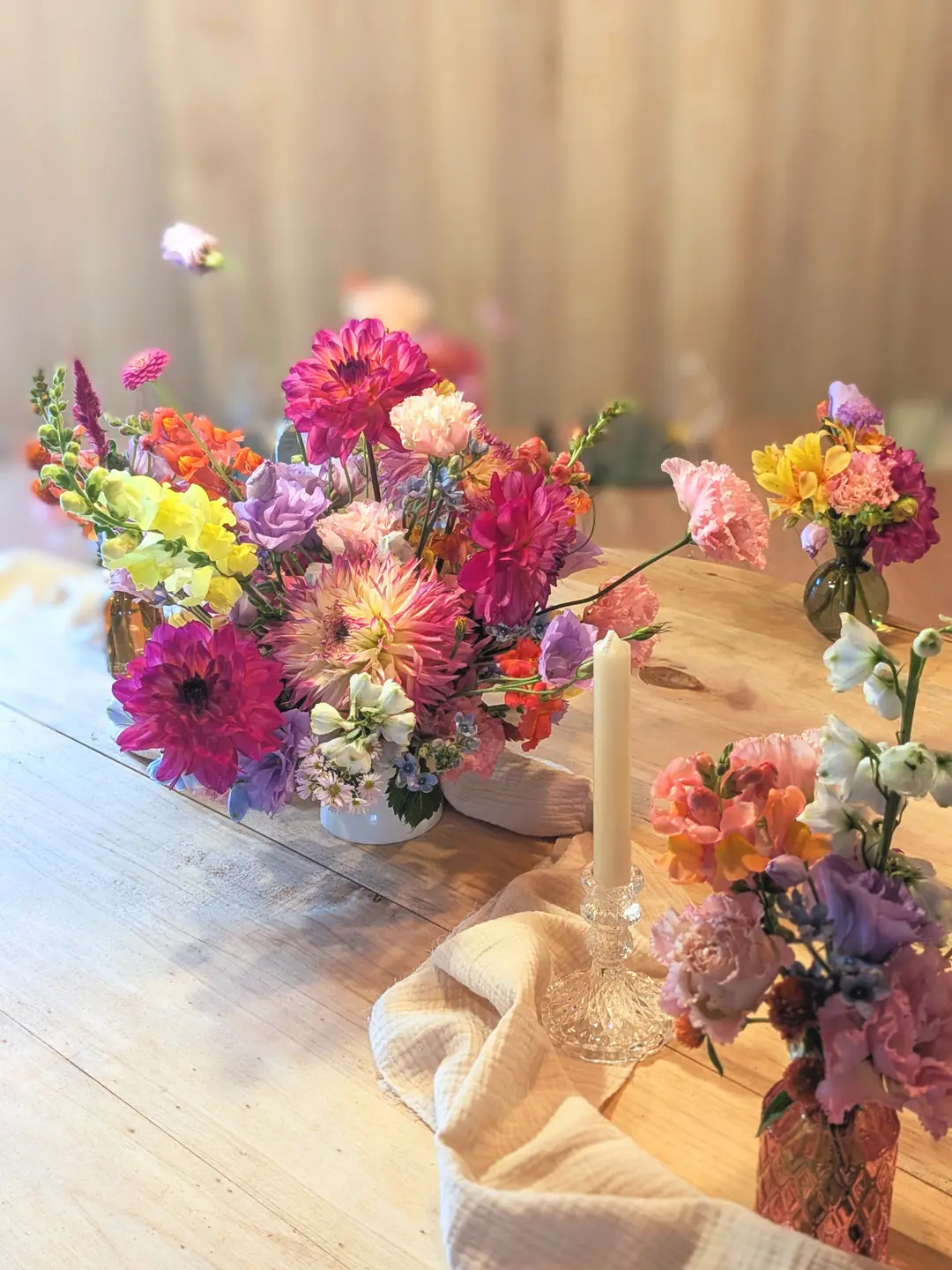 Centre de table coloré – mariage Aurélie & Willy