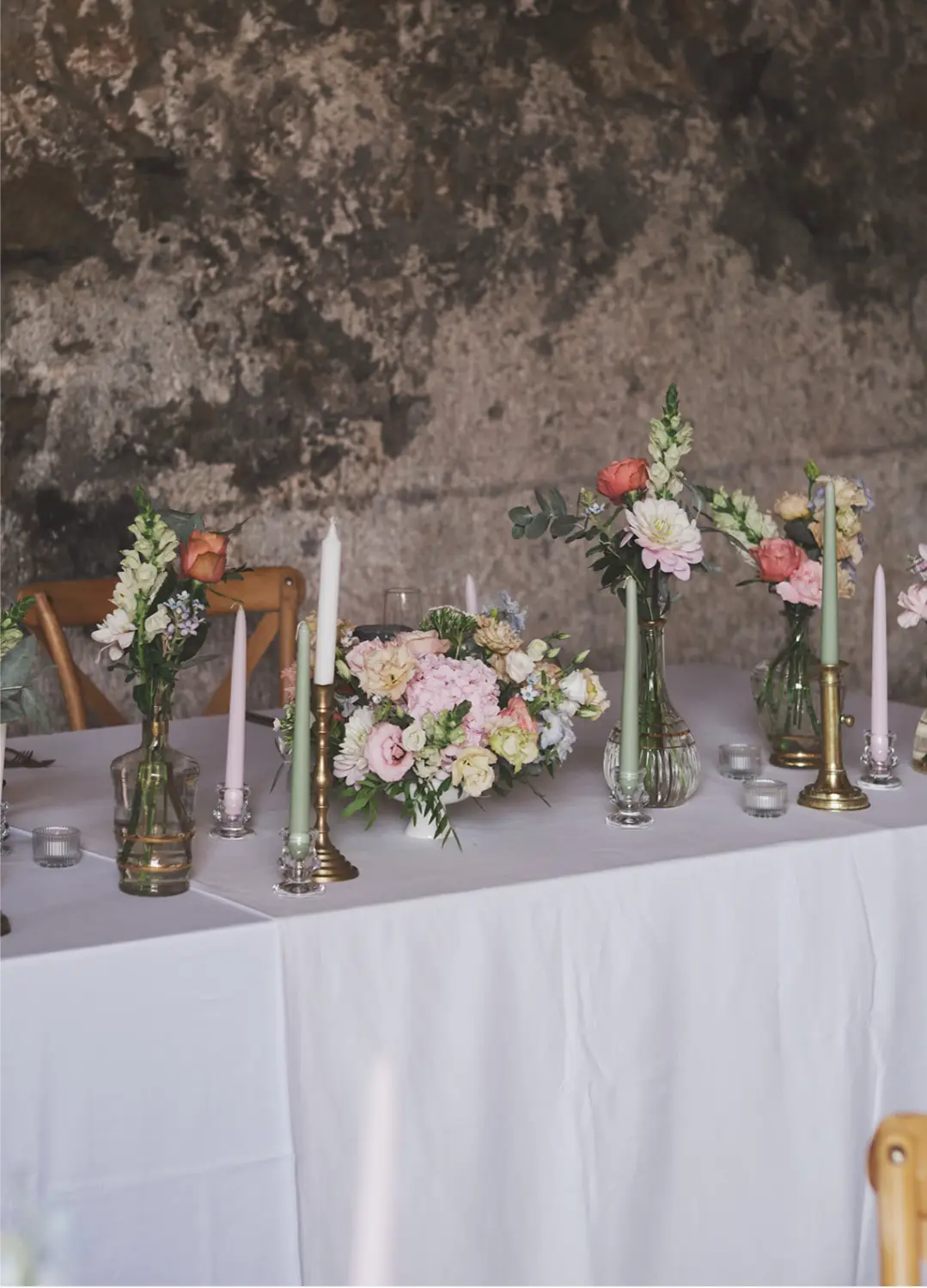 centre de table fleuri – mariage Casey & Kyle, Château de Siradan
