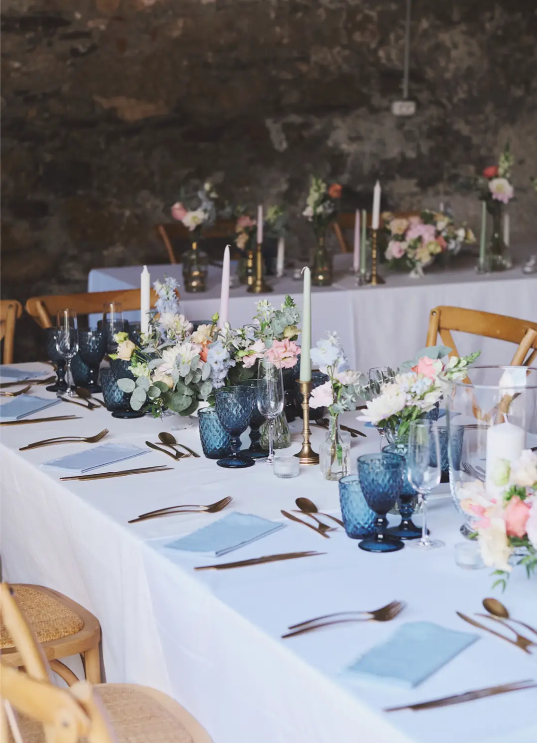centre de table fleuri – mariage Casey & Kyle, Château de Siradan