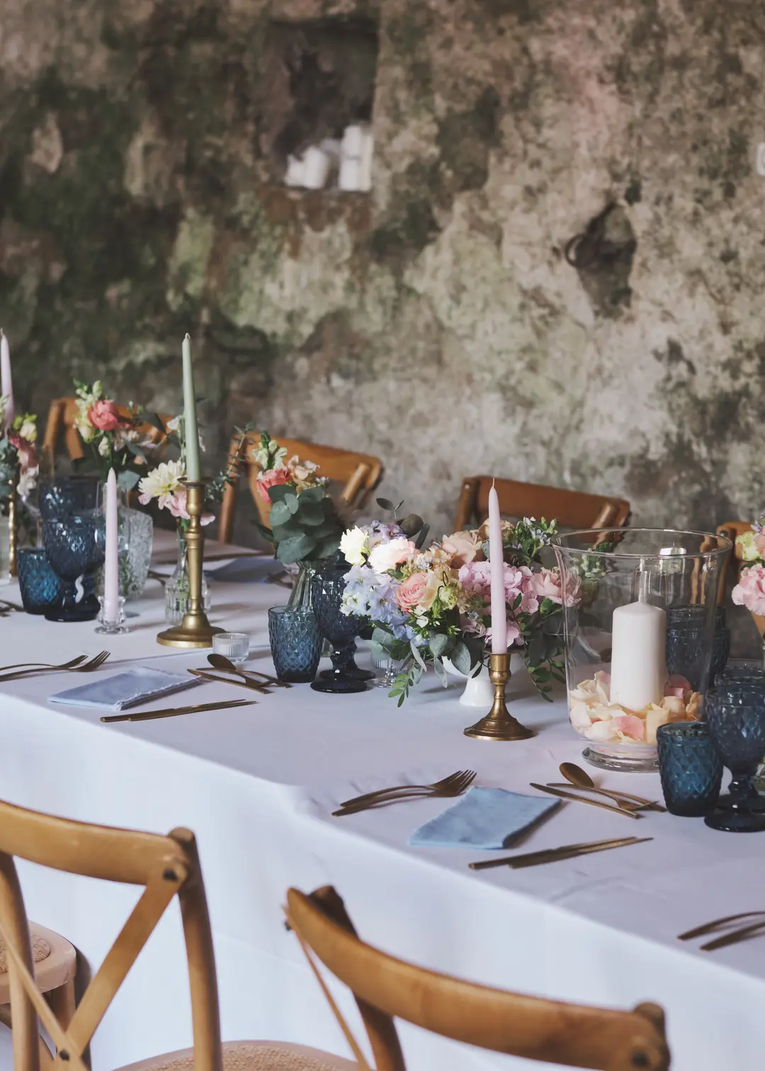Centre de table fleuri – mariage Casey & Kyle, Château de Siradan