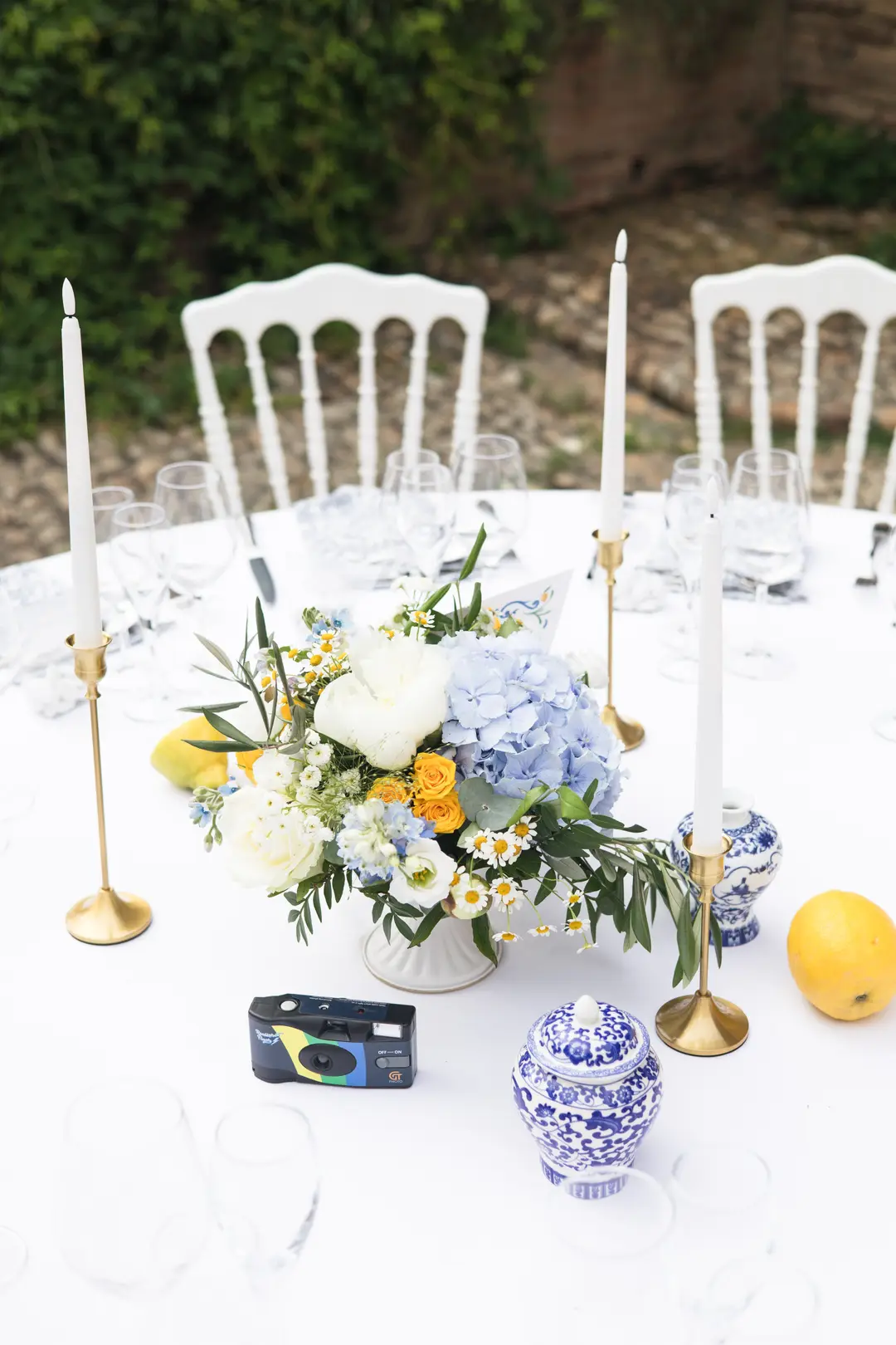 Centre de table fleuri, Dolce Vita – mariage Emma & Patrick, Château de Caumont