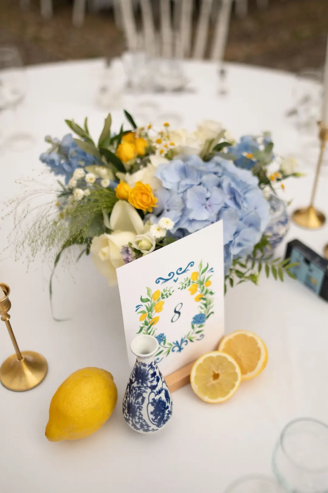 Centre de table fleuri – mariage Emma & Patrick, Château de Caumont