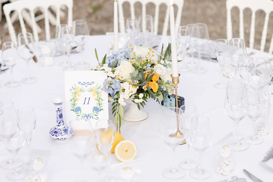 Centre de table fleuri – mariage Emma & Patrick, Château de Caumont