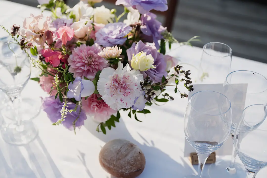 Centre de table fleurie – mariage Georgina & Daniel, Château Saint-Michel