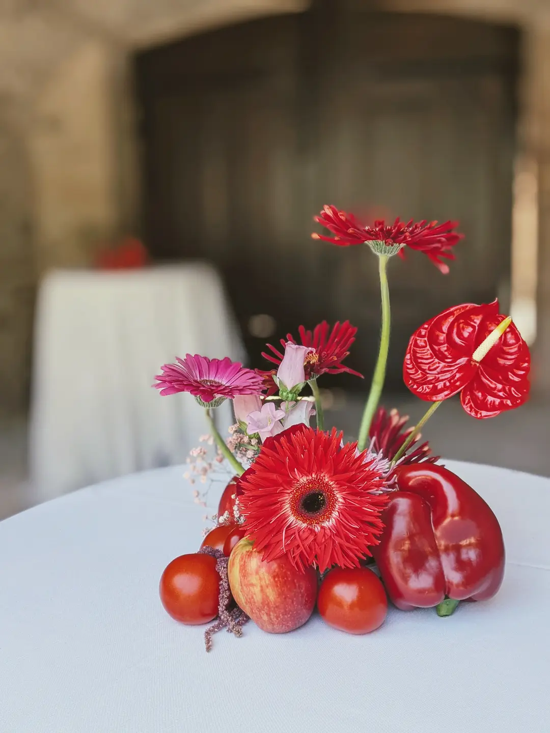 Centre de table fleurs et légumes – mariage Amy & Christian