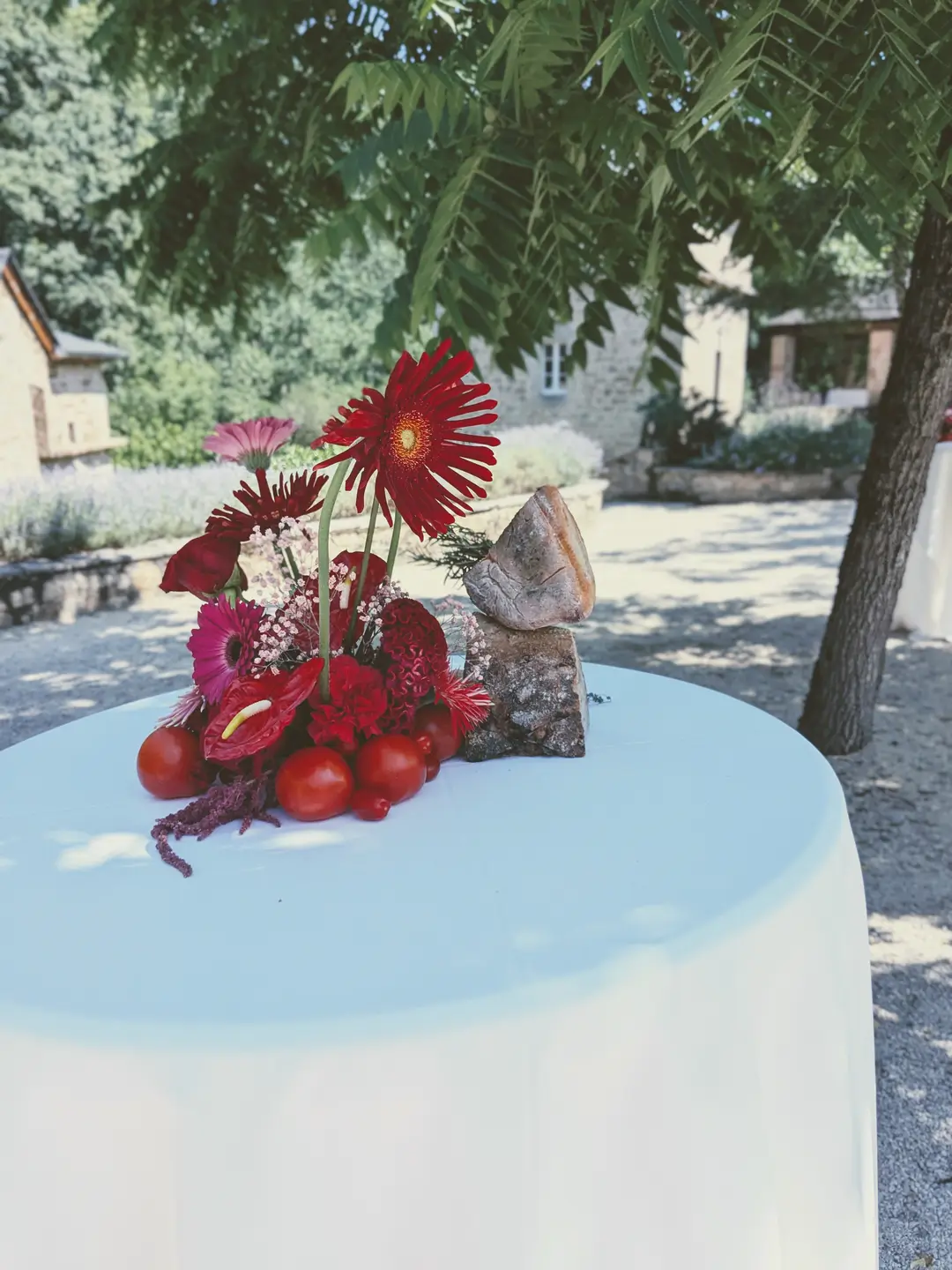 Centre de table fleurs et légumes – mariage Amy & Christian