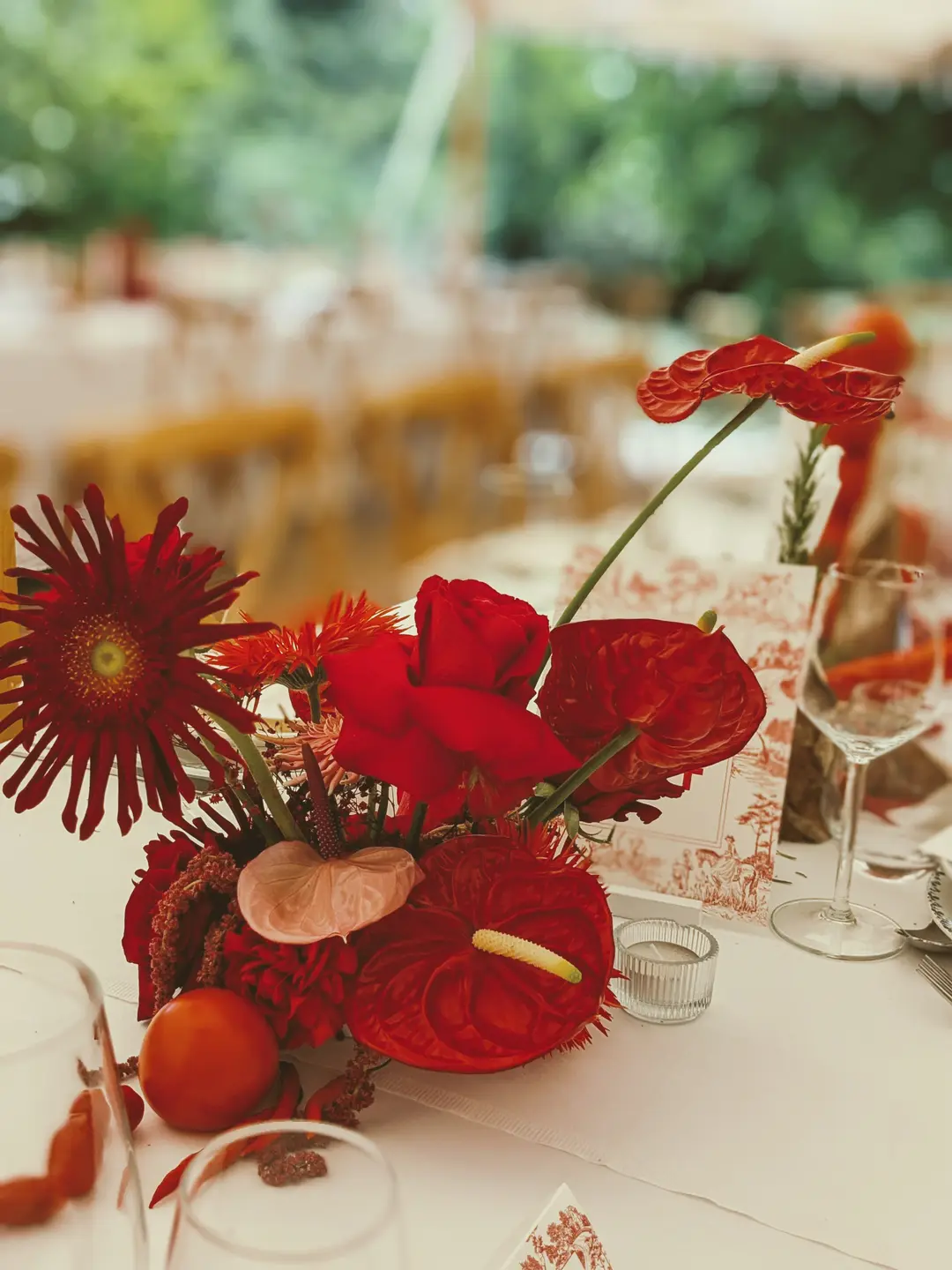 Centre de table fleurs et légumes – mariage Amy & Christian