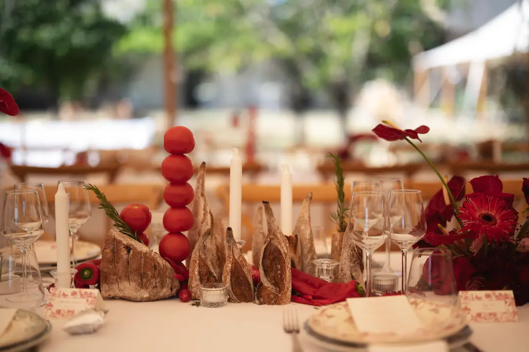 Centre de table fleurs et légumes – mariage Amy & Christian