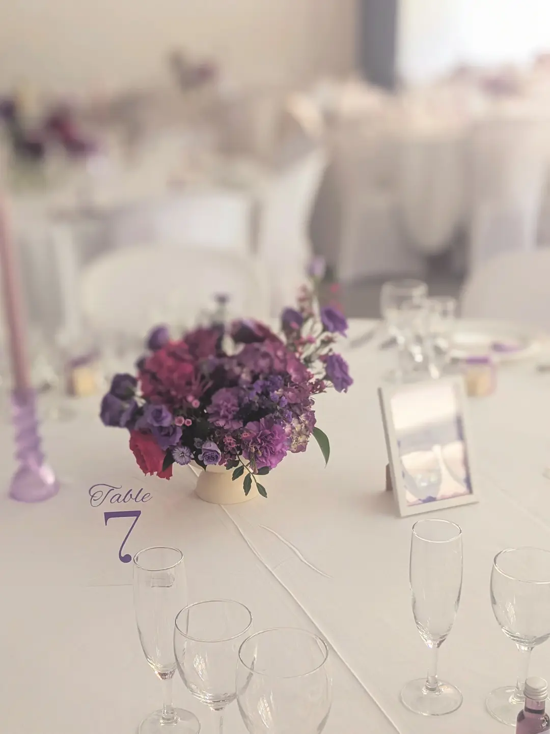 Centre de table nuances de violet – mariage Déborah & Sébastien, Domaine des Deux Eaux