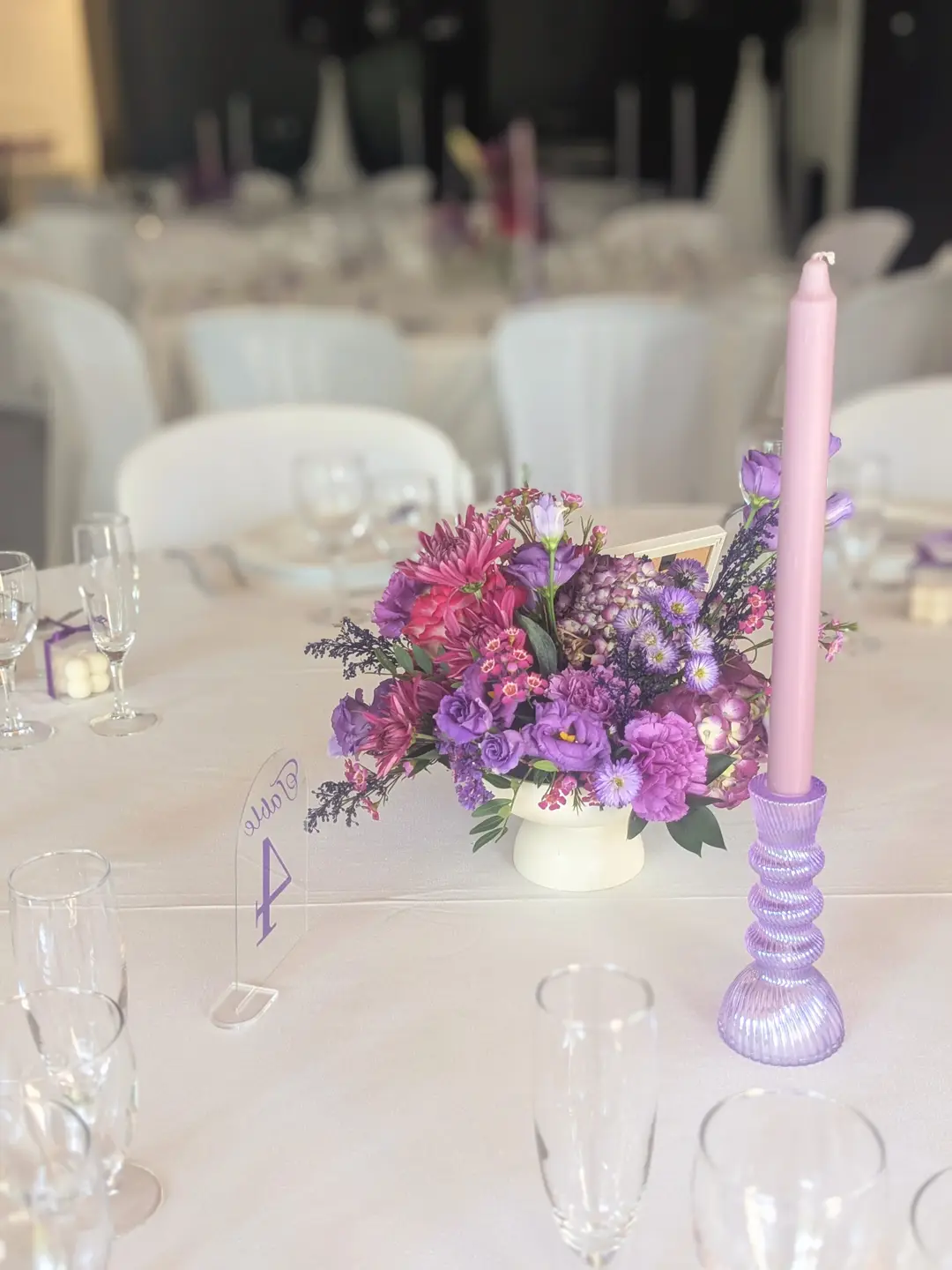 Centre de table nuances de violet – mariage Déborah & Sébastien, Domaine des Deux Eaux