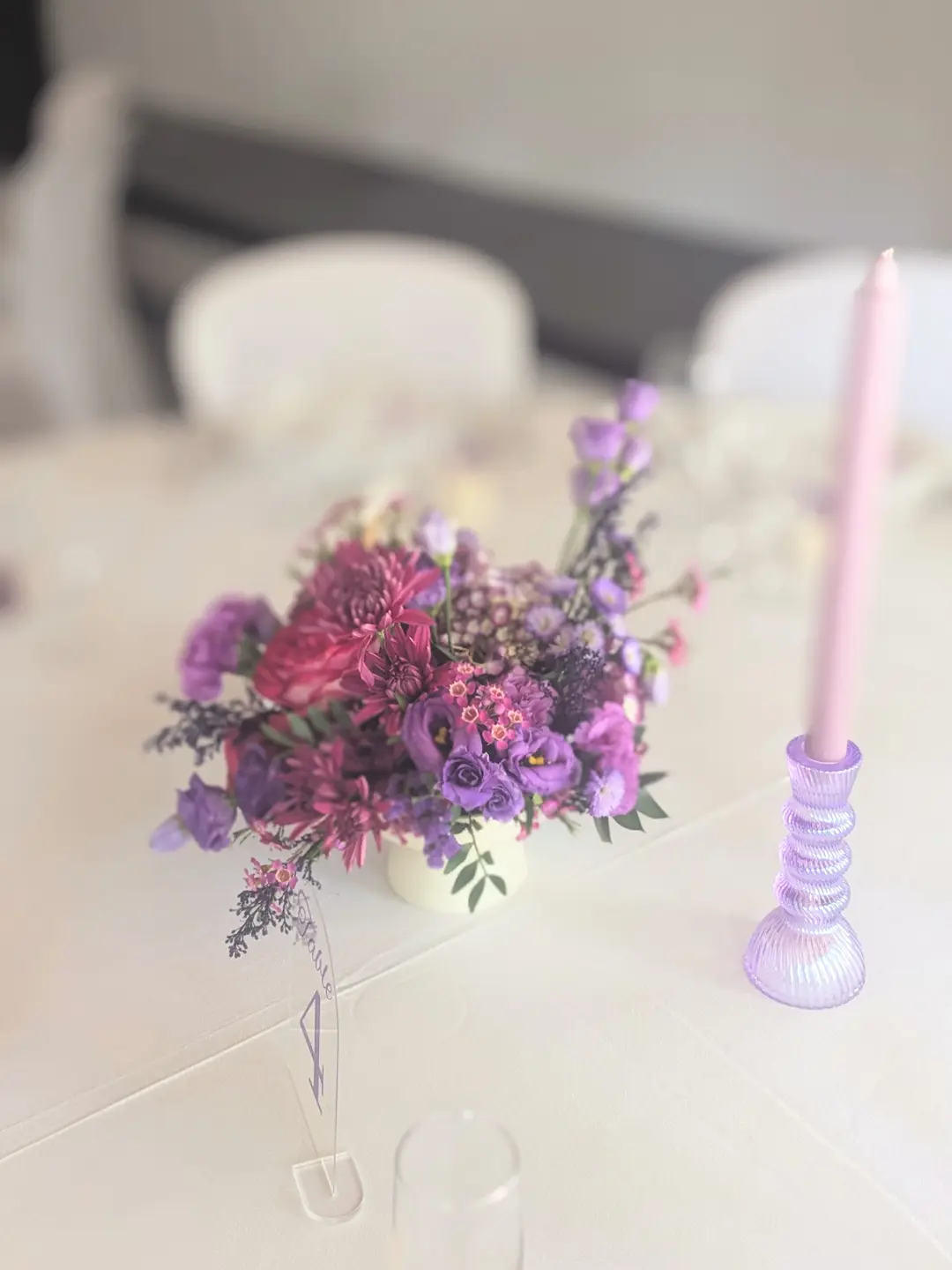 Centre de table nuances de violet – mariage Déborah & Sébastien, Domaine des Deux Eaux
