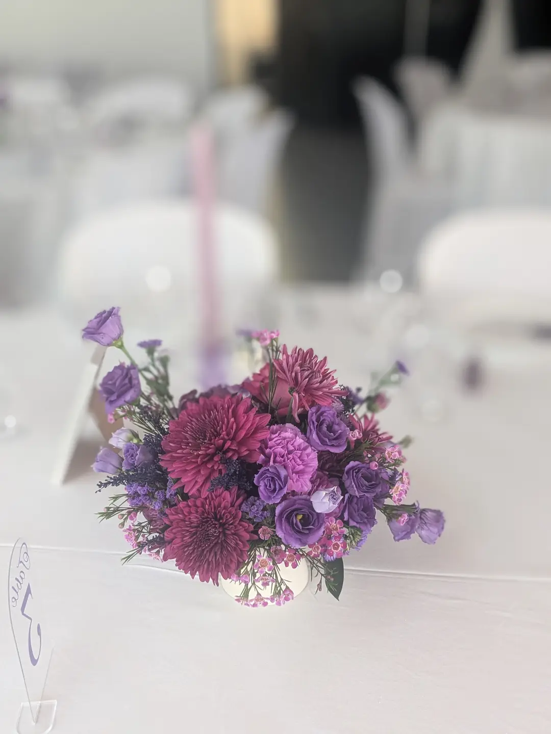 Centre de table nuances de violet – mariage Déborah & Sébastien, Domaine des Deux Eaux