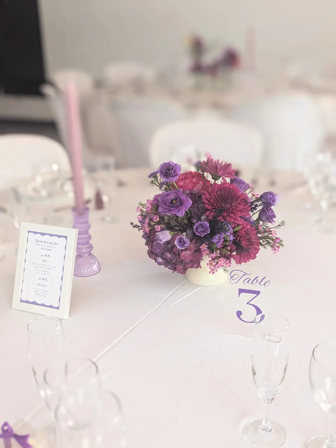 Centre de table nuances de violet – mariage Déborah & Sébastien, Domaine des Deux Eaux