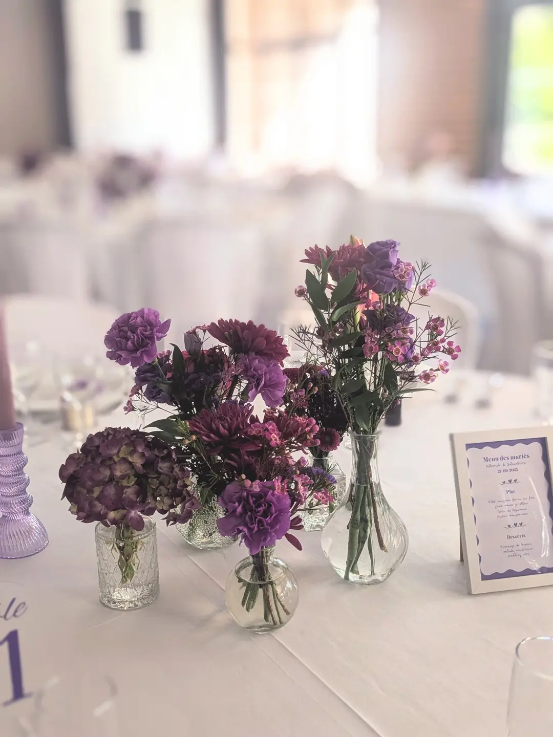 Centre de table nuances de violet – mariage Déborah & Sébastien, Domaine des Deux Eaux