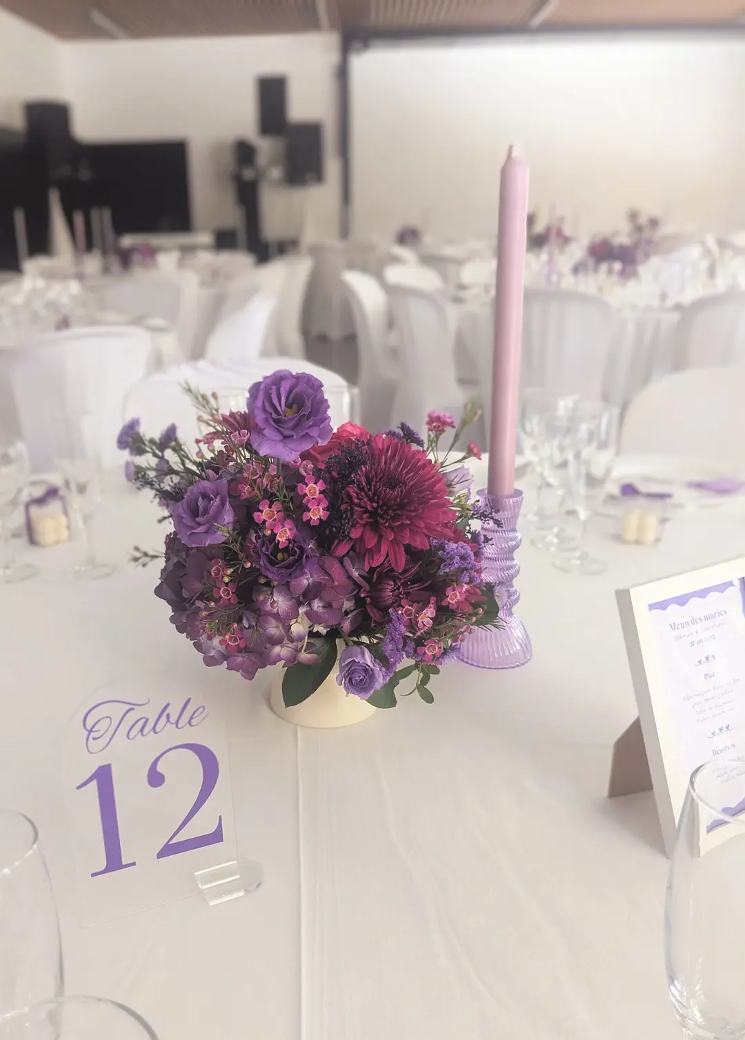 Centre de table nuances de violet – mariage Déborah & Sébastien, Domaine des Deux Eaux