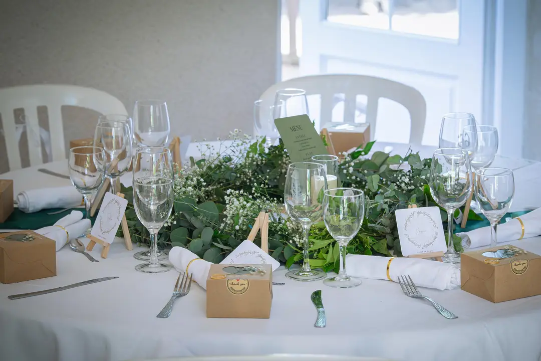 Cercle de feuillage dîner – mariage Louise & Thomas, Château de la Hille