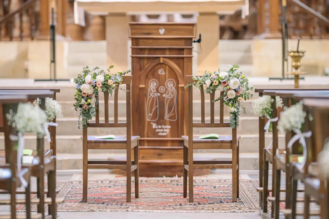 Chaise fleurie – mariage Louise & Thomas, Château de la Hille