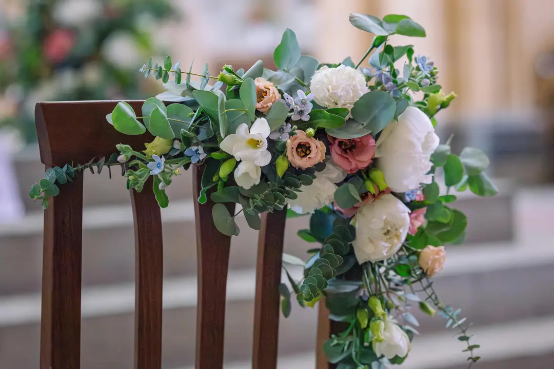 Chaise fleurie – mariage Louise & Thomas, Château de la Hille