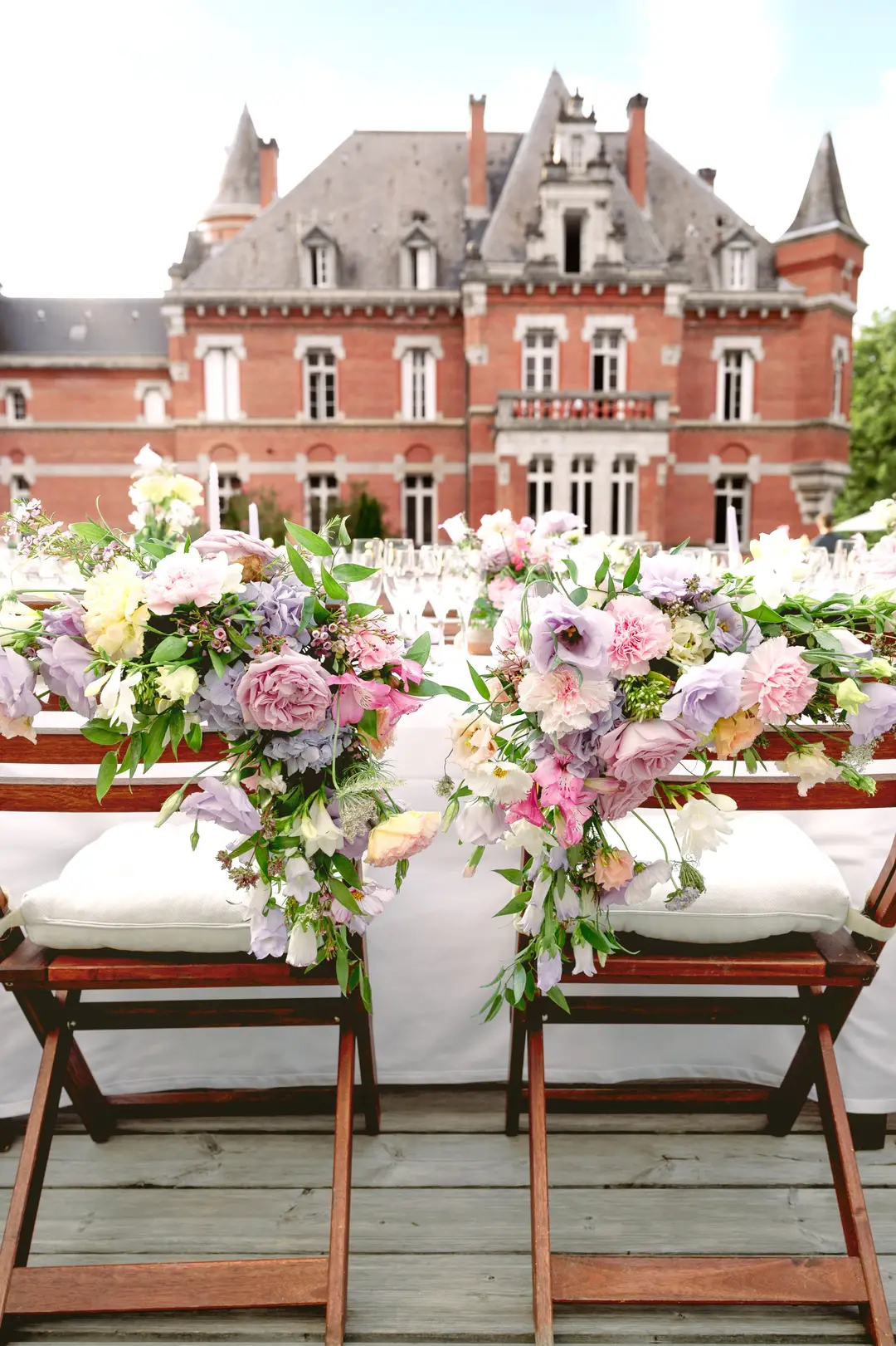 Chaises des mariés fleuries, mariage, table d'honneur