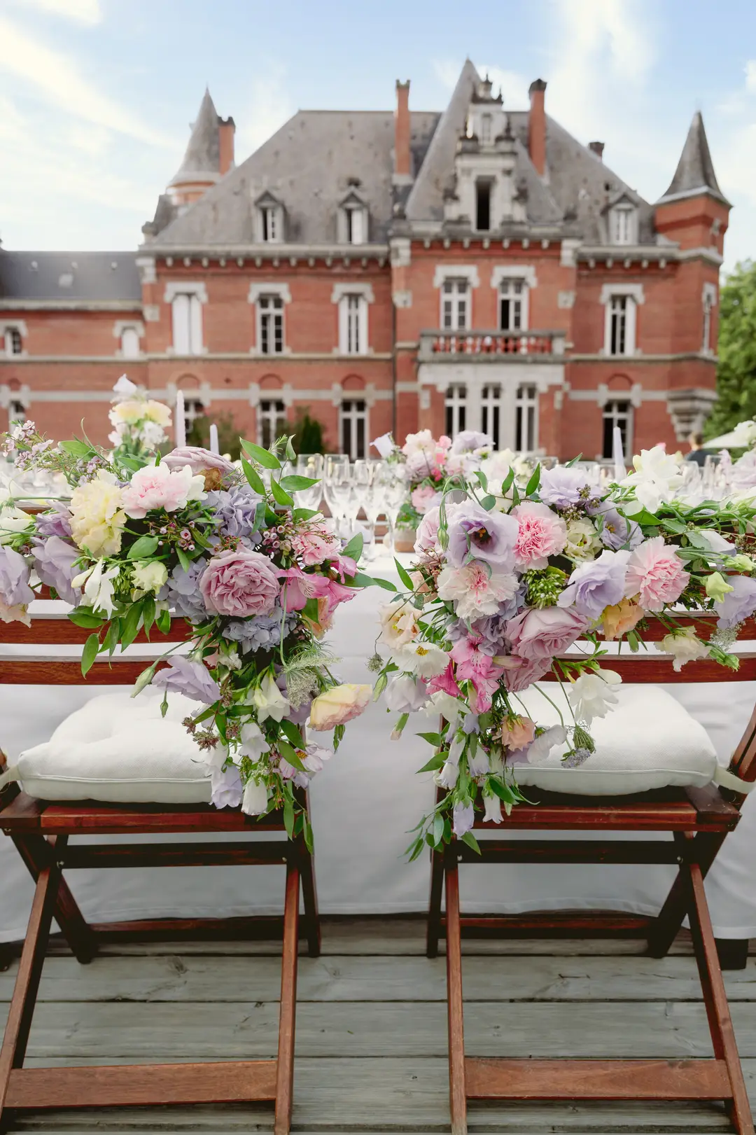 Chaises fleuries – mariage Georgina & Daniel, Château Saint-Michel