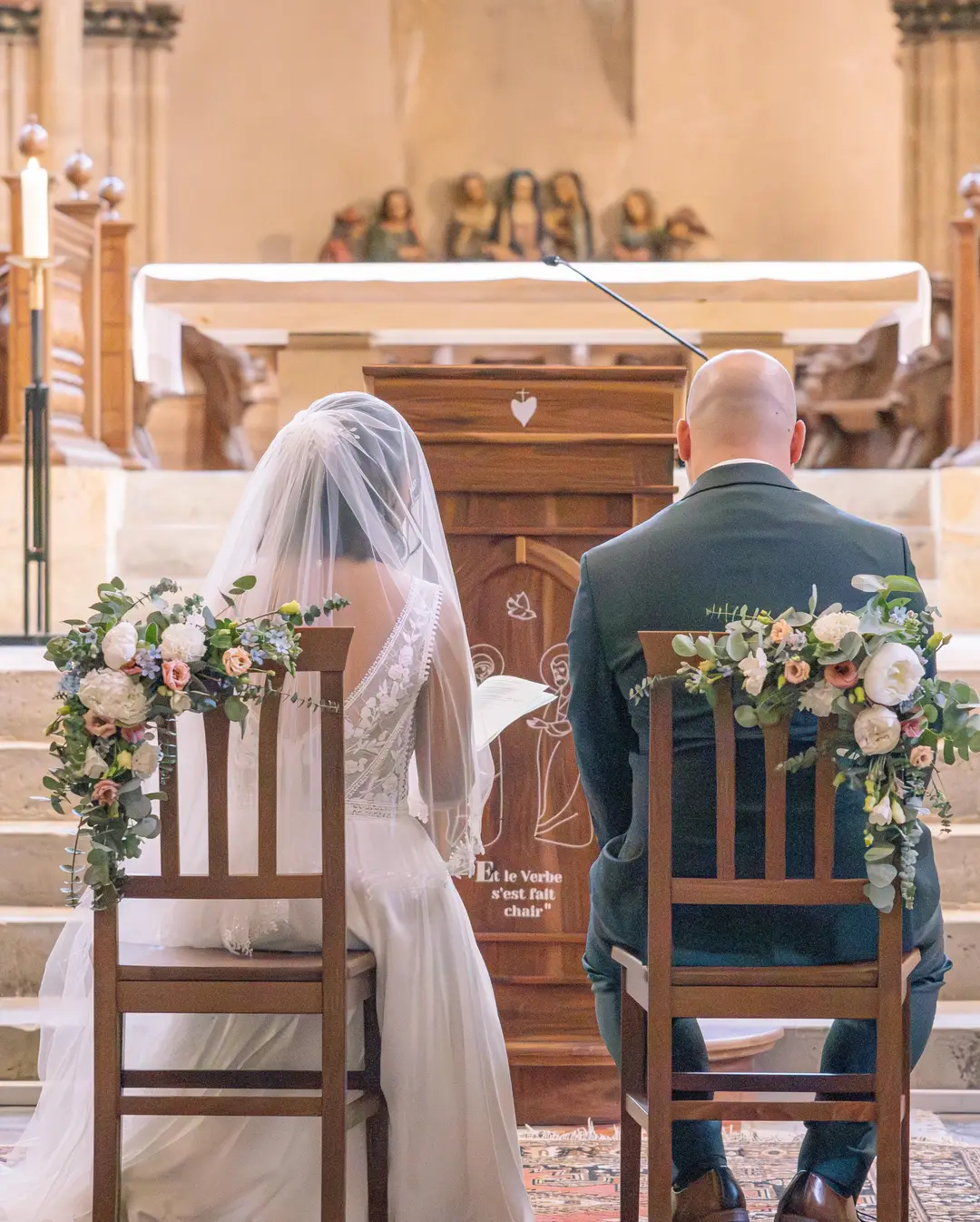 Composition d'angle des Chaises des mariés – mariage Louise & Thomas, Château de la Hille