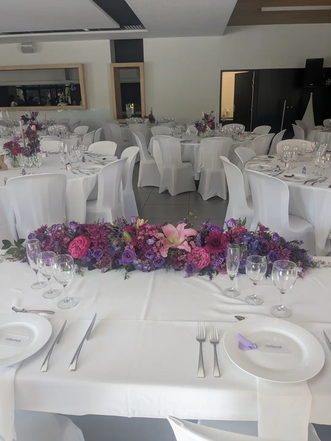 Composition fleurie table d'honneur – mariage Déborah & Sébastien, Domaine des Deux Eaux