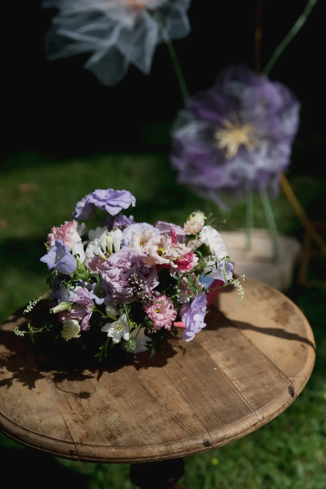 Composition florale – mariage Georgina & Daniel, Château Saint-Michel