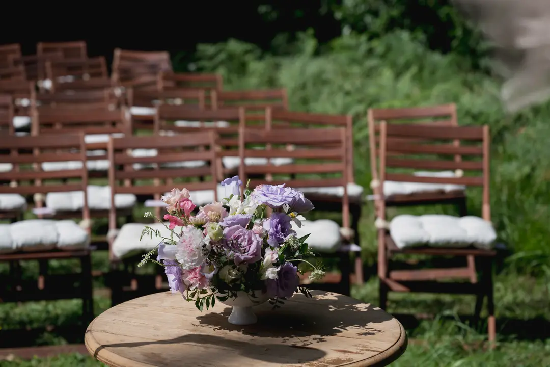 Composition florale – mariage Georgina & Daniel, Château Saint-Michel