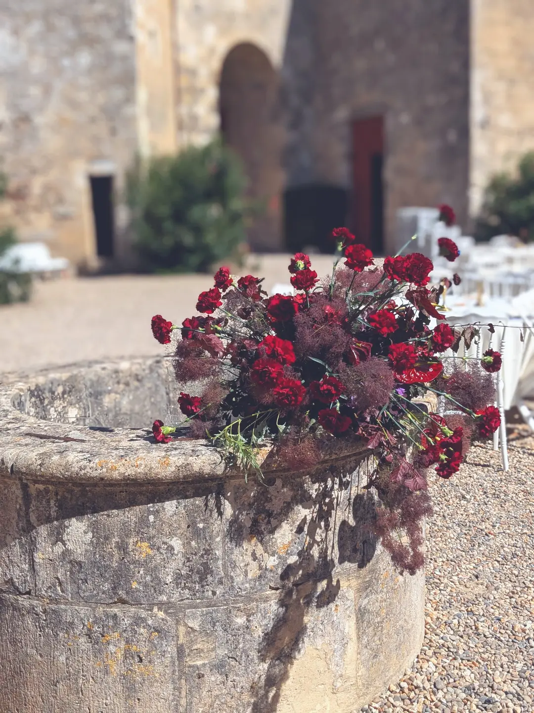 Composition florale – mariage Harriett & Oliver, Château de Poudenas