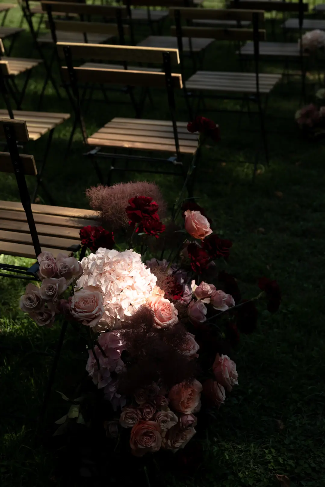 Compositions d'allée de cérémonie fleurie – mariage Harriett & Oliver, Château de Poudenas