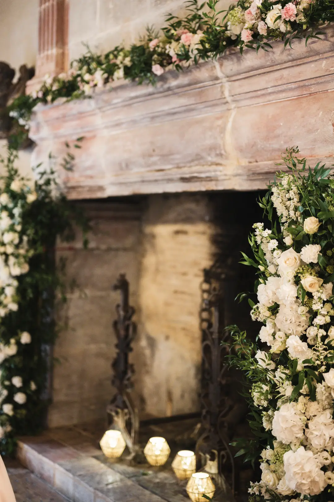 Compositions fleuries pour cheminée – mariage Jessica & Issa, Château La Commanderie