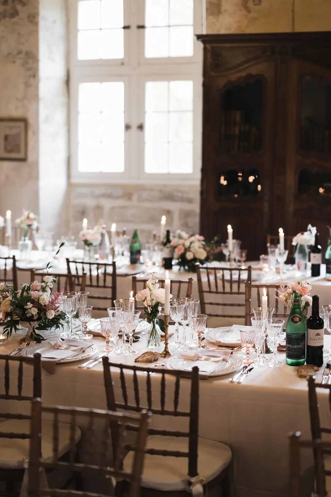 Compositions fleuries tables – mariage Jessica & Issa, Château La Commanderie
