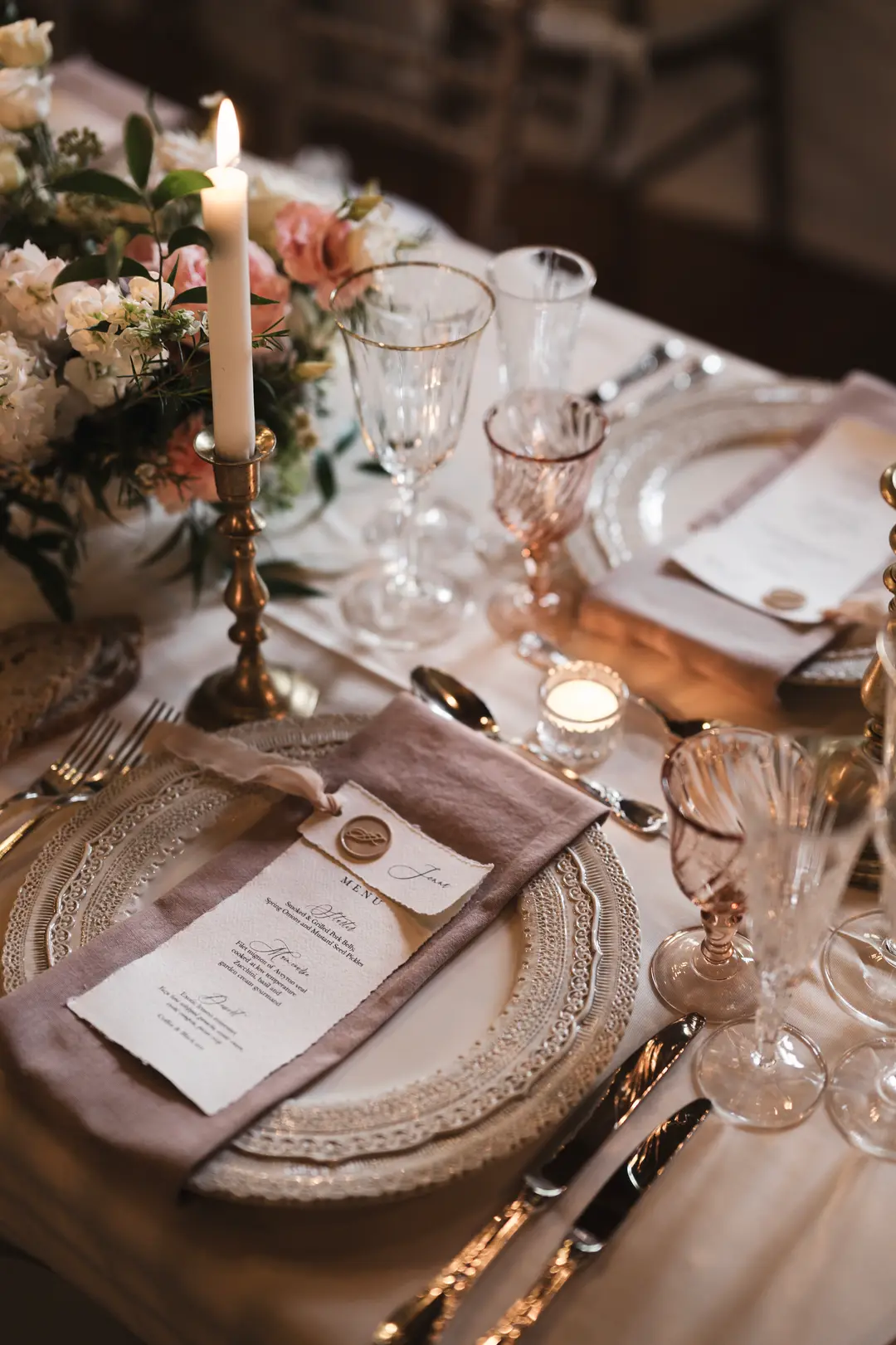 compositions fleuries tables – mariage Jessica & Issa, Château La Commanderie