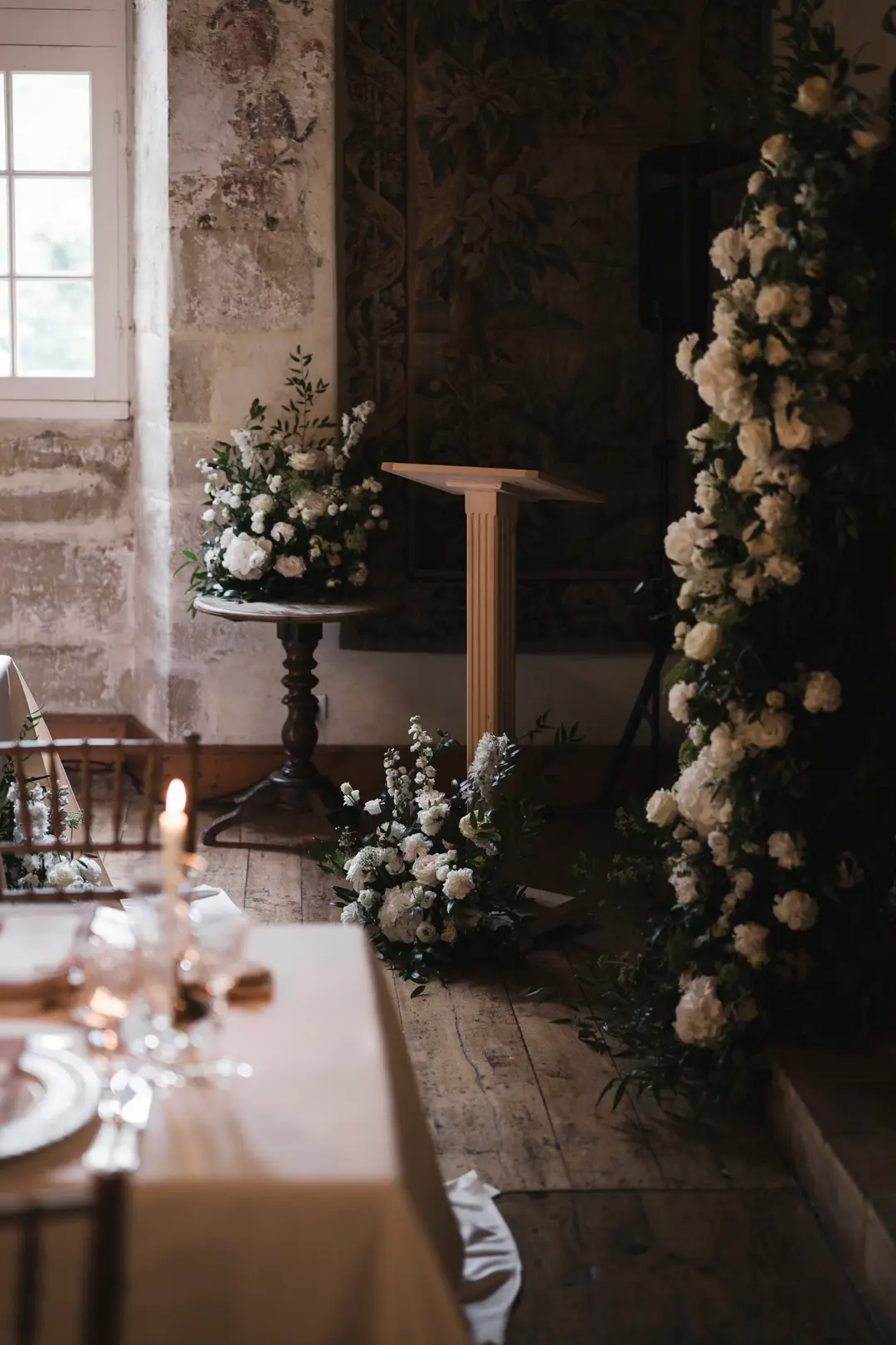 compositions fleuries tables – mariage Jessica & Issa, Château La Commanderie