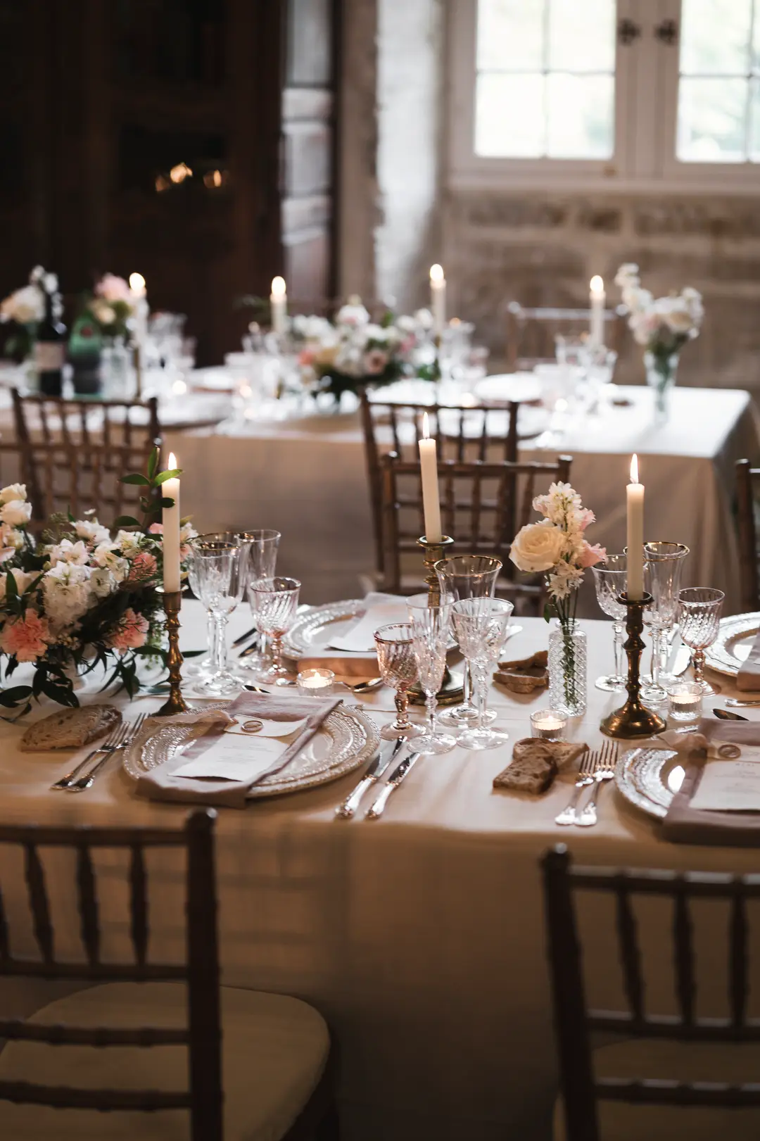 compositions fleuries tables – mariage Jessica & Issa, Château La Commanderie